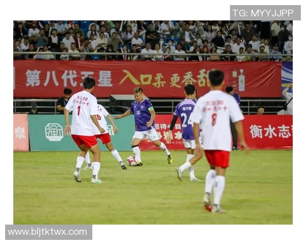 足球明星背后的脆弱与挑战揭示了他们不为人知的弱点与压力